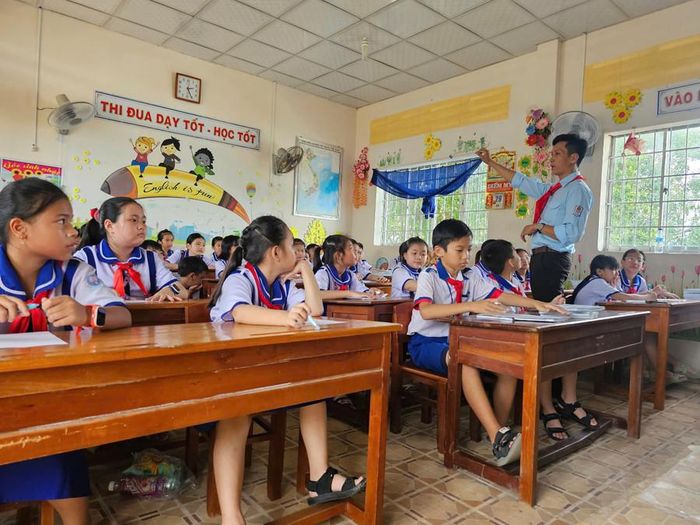  Thầy Trịnh Hoàng Thám hướng dẫn đội ngũ đội viên nòng cốt cách sinh hoạt sao. 