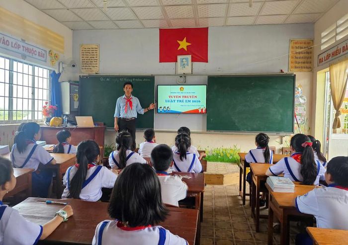  Thầy Trịnh Hoàng Thám tuyên truyền Luật Trẻ em năm 2016 cho học sinh. 