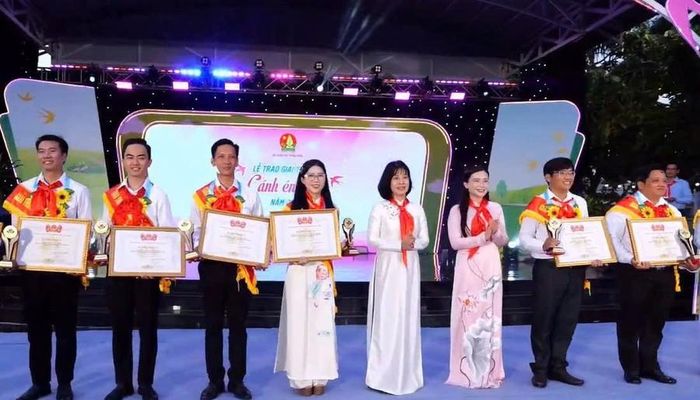  Thầy Trịnh Hoàng Thám tại lễ trao giải Cánh én hồng. 