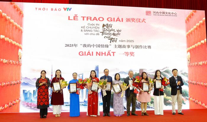 Ban tổ chức trao giải cho các tác giả có tác phẩm xuất sắc.