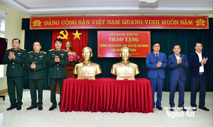 Quang cảnh buổi lễ trao tặng tượng chân dung Chủ tịch Hồ Chí Minh cho các xã, phường trên địa bàn Ban Chỉ huy phòng thủ khu vực 3 - Quỳ Châu. Ảnh: Hoàng Anh