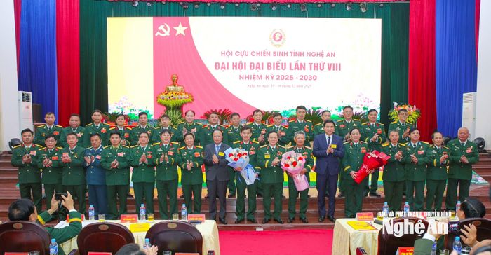 Các đại biểu Trung ương Hội và lãnh đạo tỉnh cùng Ban Chấp hành Hội Cựu chiến binh tỉnh Nghệ An lần thứ VIII, nhiệm kỳ 2025 - 2030. Ảnh: Thanh Quỳnh