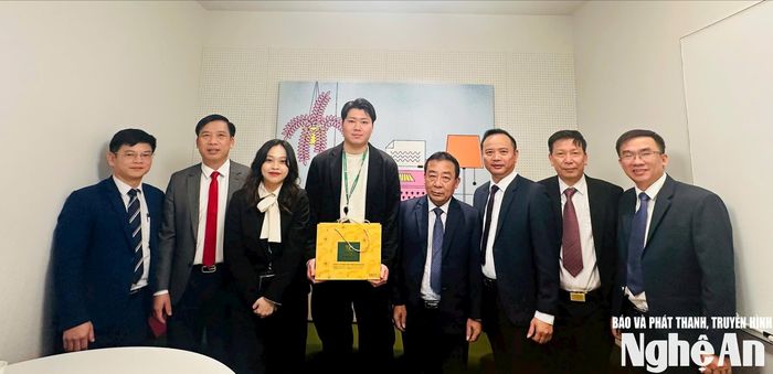 Đoàn công tác tỉnh Nghệ An tặng quà lưu niệm đại diện Công ty Green Carbon Inc. Ảnh: Phan Tú