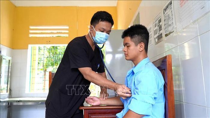 Bác sĩ Bệnh xá Quân Dân Y khám bệnh cho bộ đội tại đặc khu Thổ Châu.