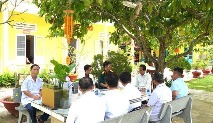 Lãnh đạo Sở Y tế An Giang trao đổi cùng lãnh đạo Trạm Y tế Thổ Châu, Bệnh xá Quân Dân Y và lãnh đạo đặc khu Thổ Châu về tình hình khám, chữa bệnh cán bộ, chiến sĩ và nhân dân.