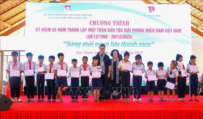 Trao học bổng cho học sinh vượt khó học tốt tại xã Tân Lập, tỉnh Tây Ninh.