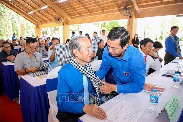 Anh Nguyễn Hải Phú (phải), Phó Chủ tịch Ủy ban MTTQ Việt Nam tỉnh, Bí thư Tỉnh đoàn Tây Ninh, tặng khăn rằn Nam Bộ cho ông Nguyễn Hữu Châu (trái).