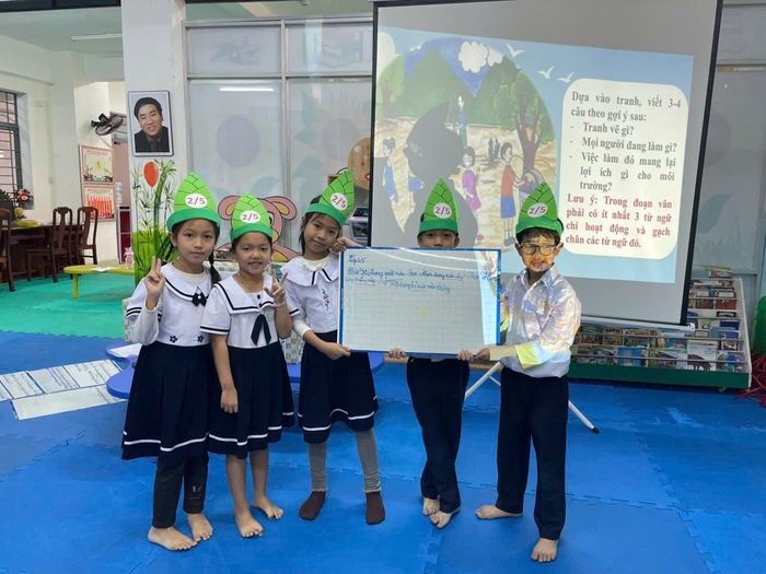 Đổi mới bài giảng đã tạo ra sự hứng thú cho học sinh, góp phần mang lại những giờ học hiệu quả. Trong ảnh: Học sinh trường Tiểu học Lê Đình Chinh trong một giờ học Tiếng Việt. Ảnh: NHẬT HẠ.