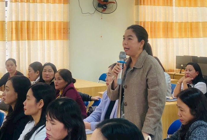 Giáo viên của Cụm 5 trao đổi, thảo luận tại các buổi sinh hoạt chuyên đề. Ảnh: THU HÀ.