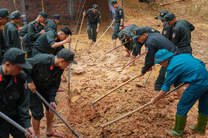 Công tác xây nhà mới cho người dân được thực hiện khẩn trương để kịp hoàn thành trước Tết Nguyên đán 2026. Ảnh: XUÂN SƠN