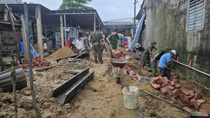 Công an xã Vu Gia phối hợp lực lượng an ninh trật tự ở cơ sở hỗ trợ xây dựng, sửa chữa nhà ở cho người dân thôn Lâm Yên. Ảnh: Công an xã Vu Gia