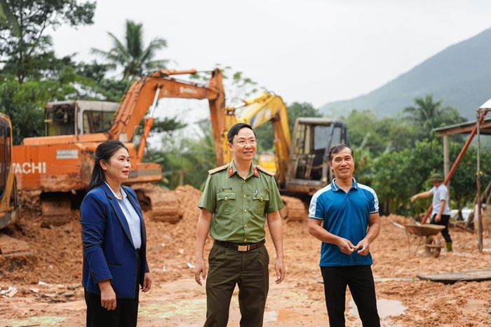 Ông Lê Văn Lanh (phải) bày tỏ niềm vui trong ngày khởi công xây lại nhà. Ảnh: XUÂN SƠN