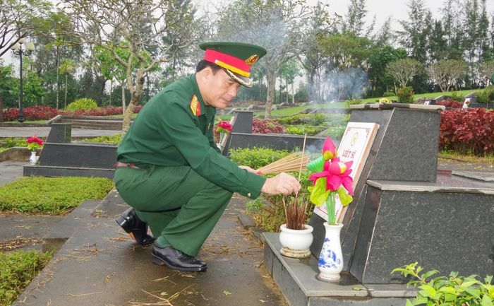 Đại tá Trần Minh Trọng, Phó Chính ủy Quân khu 5 dâng hương tại Nghĩa trang liệt sĩ thành phố Đà Nẵng. Ảnh: HẢI HÀ