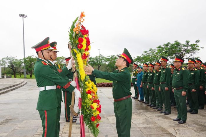 Đoàn công tác Bộ Tư lệnh Quân khu 5 dâng hoa tại Tượng đài Mẹ Việt Nam anh hùng, phường Quảng Phú. Ảnh: HẢI HÀ