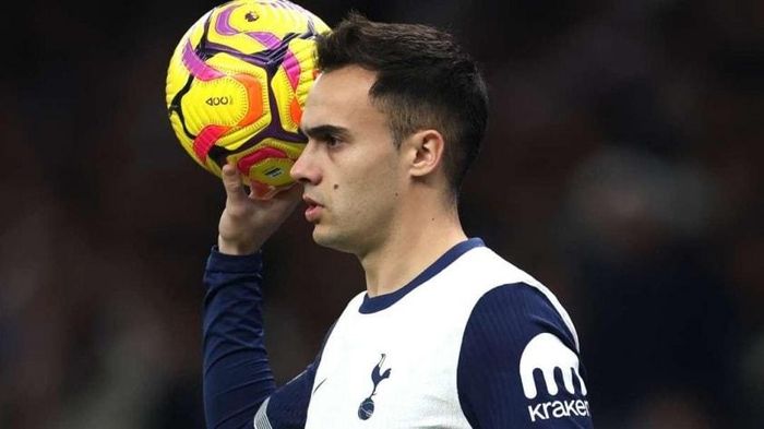 Sergio Reguilón sẽ là mảnh ghép lý tưởng để thay thế Jordi Alba (Ảnh: GOAL).