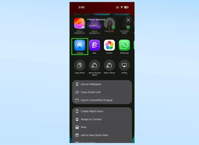 Chọn AirDrop từ bảng chia sẻ của iOS.