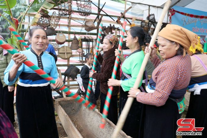 Diễn tấu đâm đuống của đồng bào dân tộc Mường.