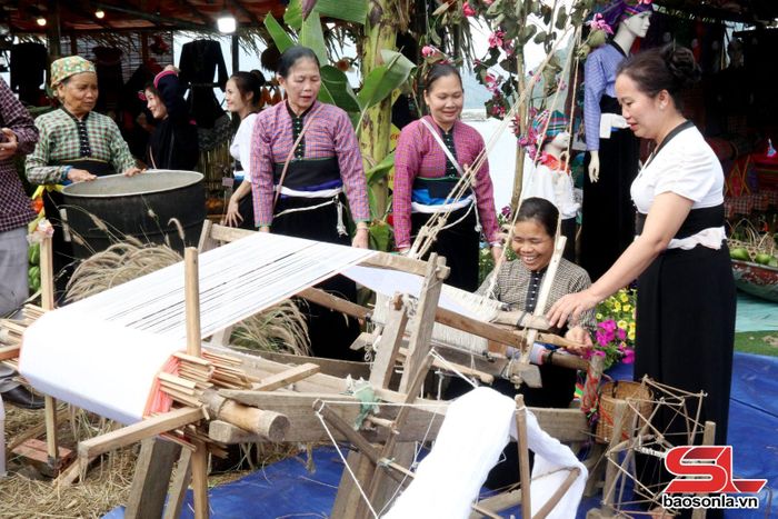 Trải nghiệm nghề truyền thống dệt khung cửi của đồng bào dân tộc.
