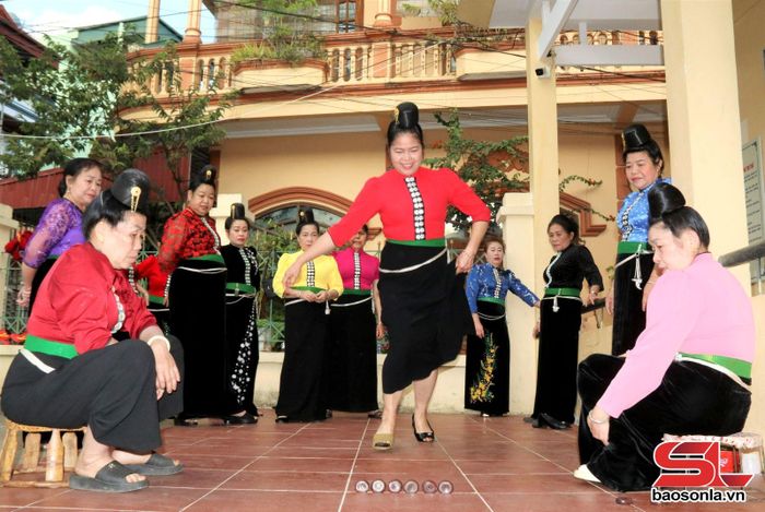 Câu lạc bộ Văn hóa dân tộc Thái tại bản Hẹo, phường Tô Hiệu chơi trò chơi Tó mák lẹ.