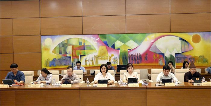 Các đại biểu thành viên Đoàn ĐBQH tỉnh Quảng Ninh tham gia thảo luận tại tổ. Ảnh: T. Thành