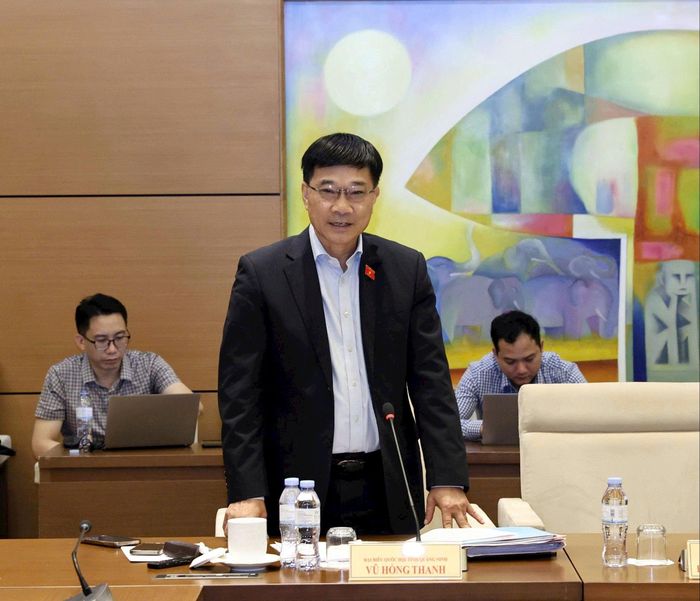 Ủy viên Trung ương Đảng, Phó Chủ tịch Quốc hội Vũ Hồng Thanh phát biểu thảo luận tại Tổ. Ảnh: T. Thành