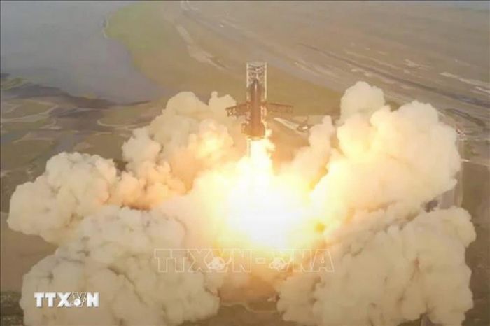 Tên lửa Starship của SpaceX rời bệ phóng tại cơ sở Starbase ở Boca Chica, Texas, Mỹ. Ảnh tư liệu: THX/TTXVN
