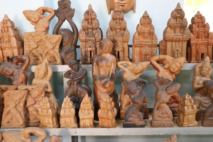 Các sản phẩm gốm thủ công được trưng bày tại Hợp tác xã gốm Chăm Bàu Trúc (xã Ninh Phước, tỉnh Khánh Hòa). Ảnh: Nguyễn Thành – TTXVN