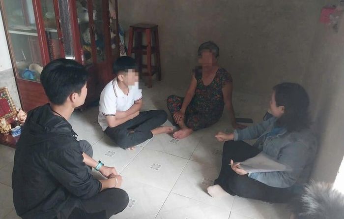Cô Phạm Thị Giang (ngoài cùng bên phải) cùng đồng nghiệp đến gia đình các em có hoàn cảnh khó khăn để tìm hiểu.