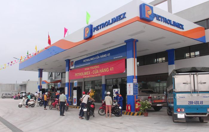 Giá xăng có thể giảm tiếp vào ngày mai. (Ảnh: PLX)
