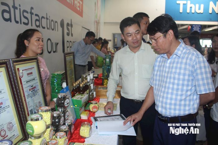 Lãnh đạo Chi cục Chất lượng, Chế biến và Phát triển thị trường trao đổi, hướng dẫn doanh nghiệp thực hiện các quy định về đăng ký, bảo hộ nhãn hiệu, thương hiệu sản phẩm. Ảnh: Phú Hương
