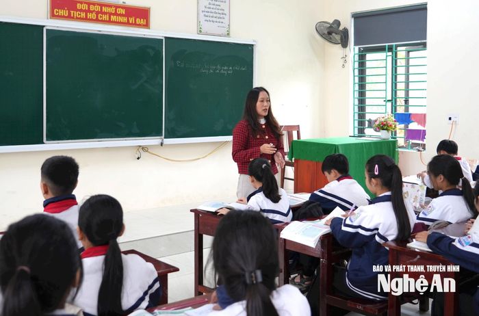 Tiết học Sinh học của học sinh Trường THCS Thượng Tân Lộc 2. Ảnh: Mỹ Hà