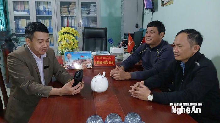 Hiệu trưởng Trường THCS Phúc Sơn, xã Anh Sơn báo cáo vướng mắc khi giải quyết chế độ cho 2 giáo viên hợp đồng của nhà trường. Ảnh: Mỹ Hà