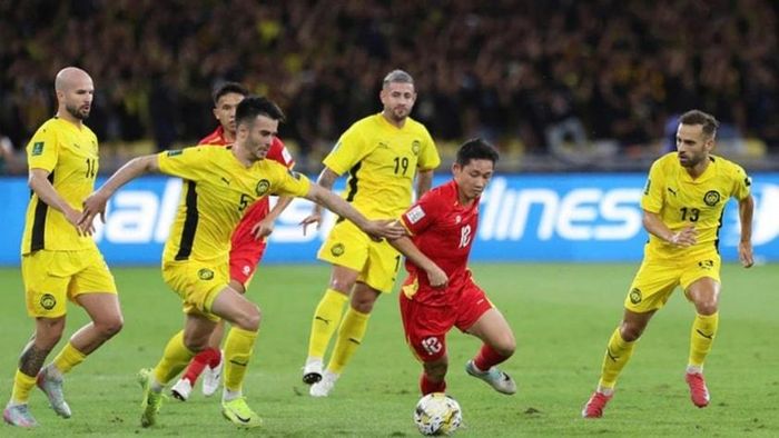 Một số cầu thủ nhập tịch Malaysia bị FIFA xử phạt.