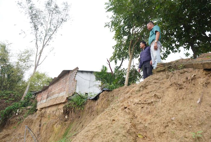 Nếu không có giải pháp kè cứng hoặc gia cố kịp thời thì tình trạng sạt lở bờ sông Ly Ly còn diễn biến phức tạp. Ảnh: HỒ QUÂN