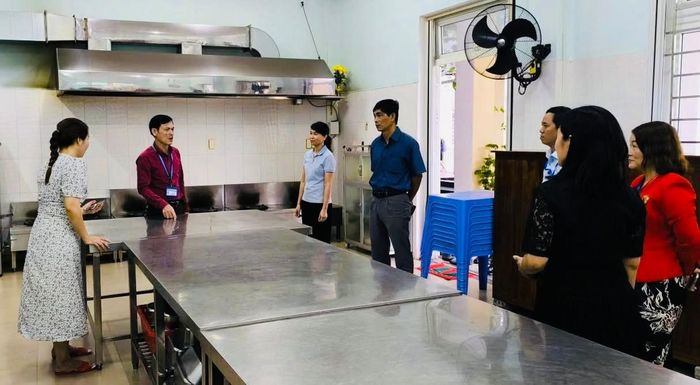 Lãnh đạo phường Sơn Trà kiểm tra đột xuất các cơ sở kinh doanh, trường học về công tác bảo đảm đảm vệ sinh ATTP. Ảnh: V.D