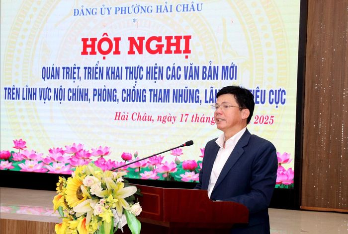 Trưởng ban Nội chính Thành ủy Võ Công Chánh quán triệt các chuyên đề. Ảnh: TRỌNG HUY