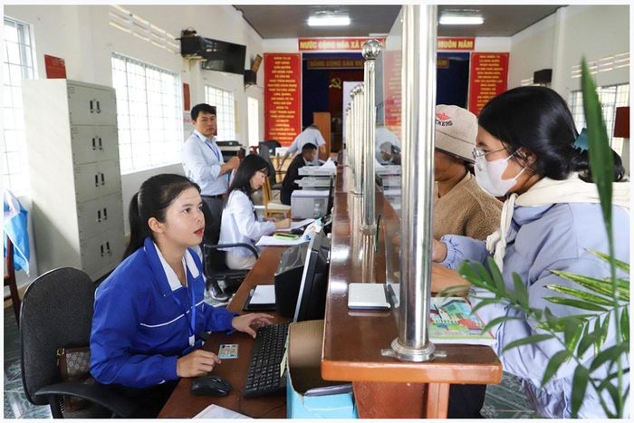 Cán bộ tại Trung tâm Phục vụ Hành chính công đang phục vụ người dân đến làm hồ sơ