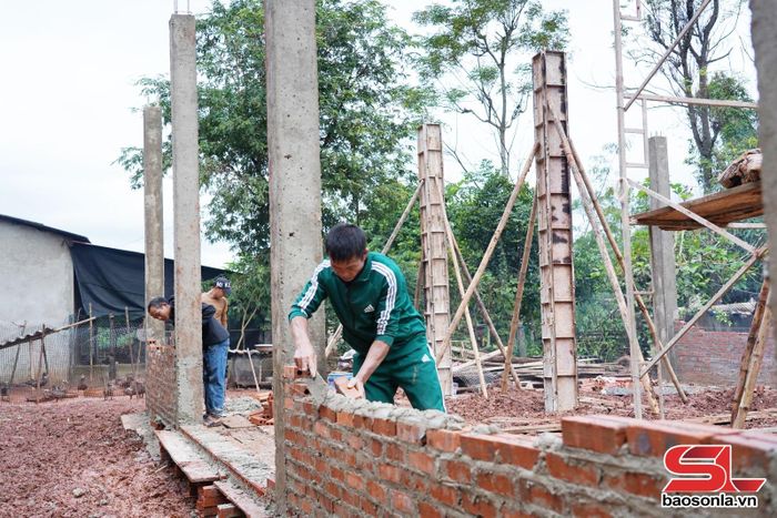 Nhân dân bản Lứa B, xã Mường Khiêng hỗ trợ xây nhà ở cho hộ nghèo.