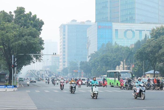 Đường phố Hà Nội chìm trong lớp sương mù. Ảnh: Lê Đông - TTXVN