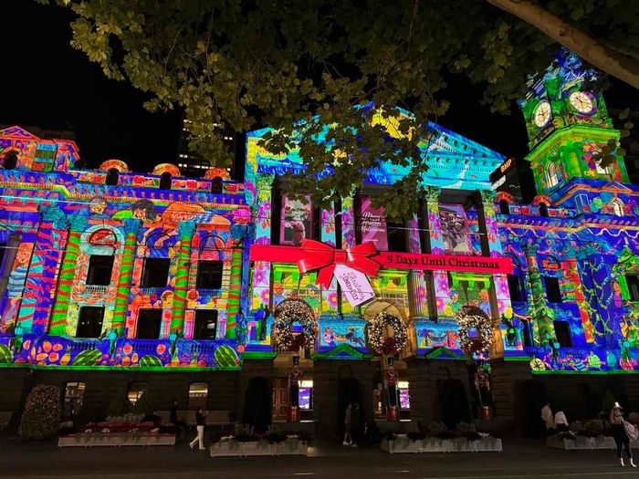 Với nghệ thuật sắp đặt ánh sáng, Tòa Thị chính (Town Hall) của thành phố Melbourne giống như một bức tranh khổng lồ, nổi bật giữa lòng thành phố. Ảnh: Thanh Tú – PV TTXVN tại Australia