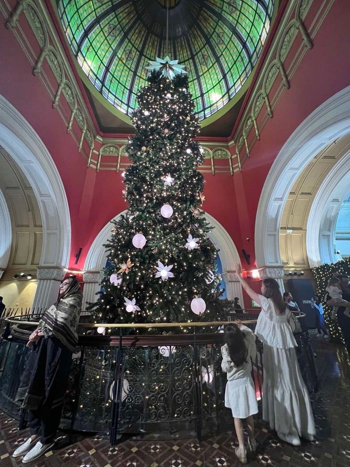 Cây thông Giáng sinh khổng lồ bên trong mái vòm tòa nhà Queen Victoria Building ở thành phố Sydney, một trong những điểm nhấn Giáng sinh thu hút du khách. Ảnh: Thanh Tú – PV TTXVN tại Australia