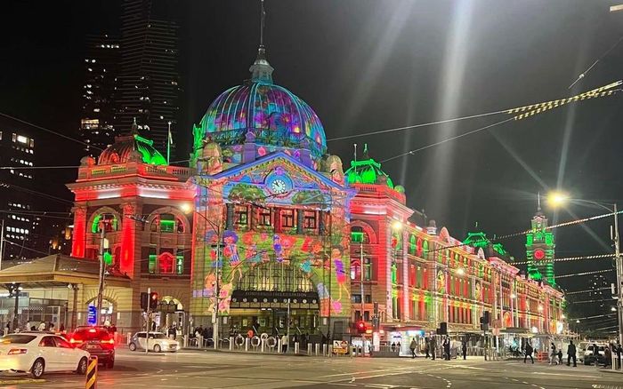 Nhà ga xe lửa Flinders Street, biểu tượng ở Melbourne, được chiếu ánh sáng đầy màu sắc, trở thành một bức tranh khổng lồ giữa trung tâm thành phố. Ảnh: Thanh Tú – PV TTXVN tại Australia