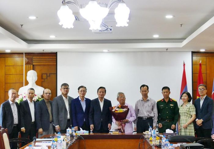 Nghệ sĩ Quốc gia, nhạc sĩ Lào Douangmixay Likaya chụp ảnh cùng các đại biểu tại sự kiện. Ảnh: Xuân Tú - PV TTXVN tại Lào
