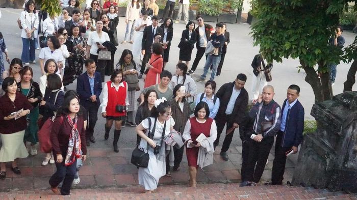 Đông đảo du khách trải nghiệm tour du lịch trong ngày đầu ra mắt. Ảnh: Hồng Phượng- TTXVN