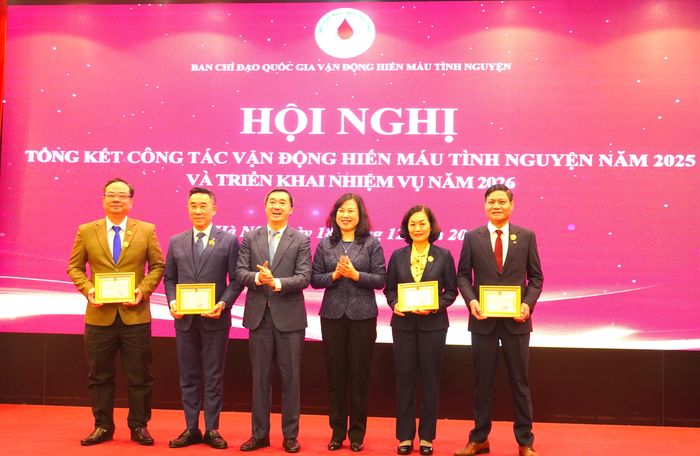 Lãnh đạo Bộ Y tế Bộ Y tế trao tặng Kỷ niệm chương “Vì sức khỏe Nhân dân” cho 4 cá nhân của Hội chữ thập đỏ Việt Nam