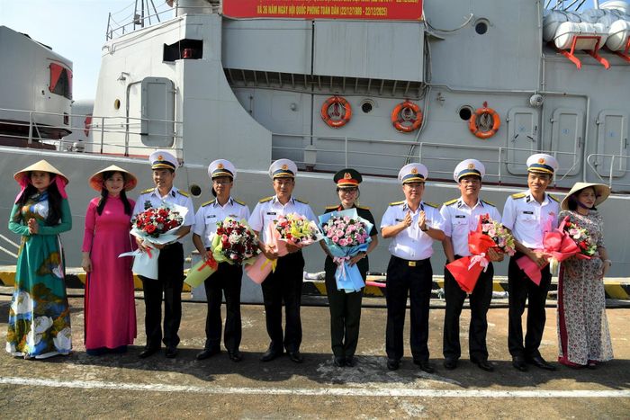 Thủ trưởng Lữ đoàn 171 tặng hoa chúc mừng Đoàn công tác và Tàu 09.