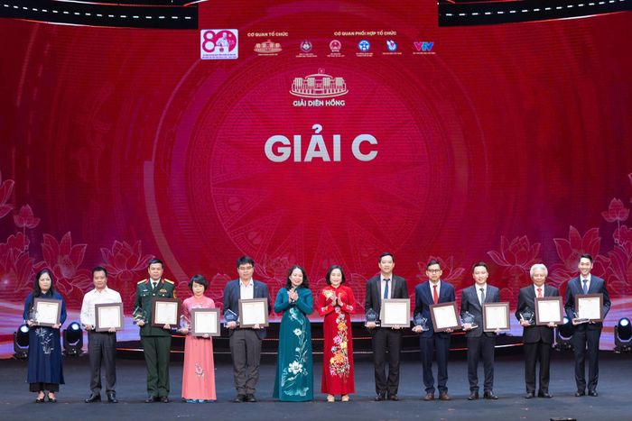 Phó Chủ tịch nước Võ Thị Ánh Xuân và Phó Chủ tịch Quốc hội Nguyễn Thị Thanh trao giải cho tác giả, nhóm tác giả đạt giải C. Ảnh: QH