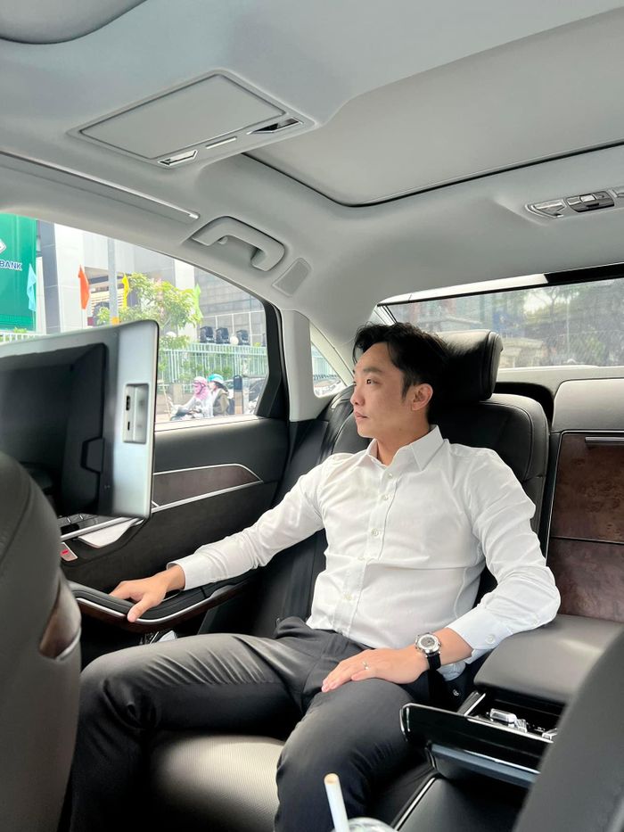 Cường Đô La đang bận rộn với công việc thời điểm cuối năm. Ảnh: FBNV