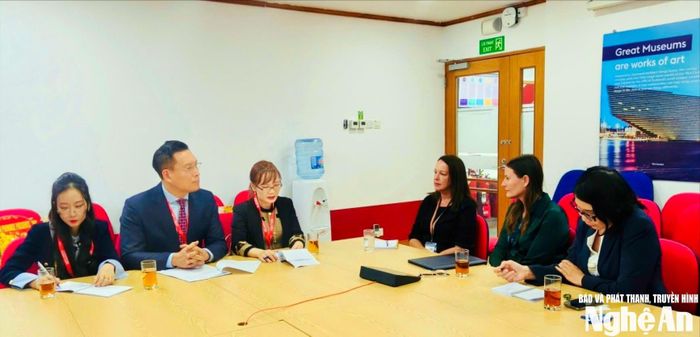 Đại diện Đại sứ quán Anh tại Việt Nam làm việc với đoàn công tác Sở Ngoại Vụ. Ảnh: Vân Anh
