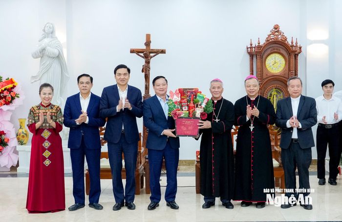 Các đồng chí Thường trực Tỉnh ủy tặng quà chúc mừng Lễ Giáng sinh đến Tòa Giám mục Giáo phận Vinh. Ảnh: Phạm Bằng